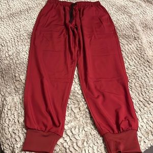 VIAOLI Womans jogger scrubs in Burgundy